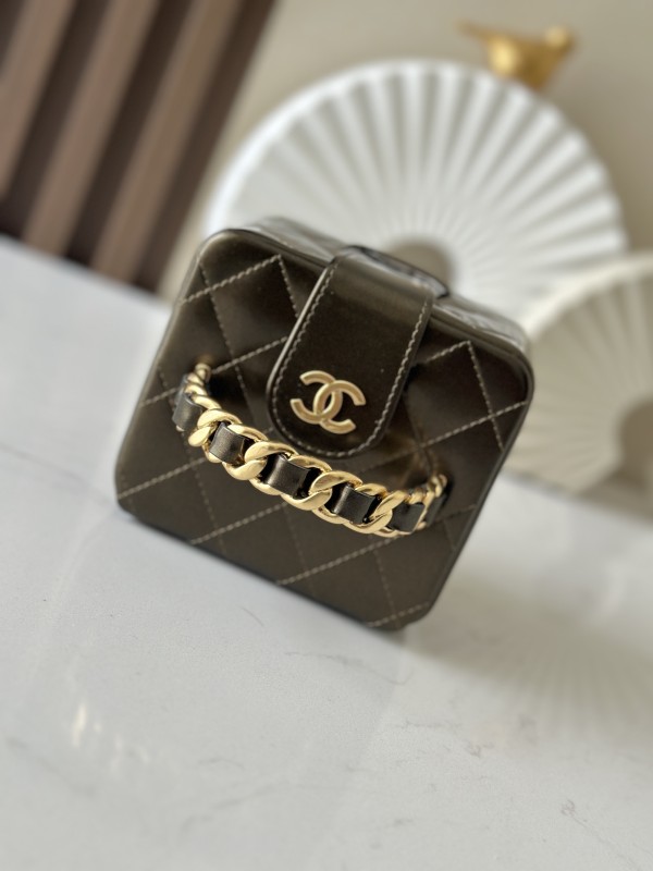 Vintage Mini Vanity Case Patent Lambskin “11x9.5x8.5cm” -036 =2227