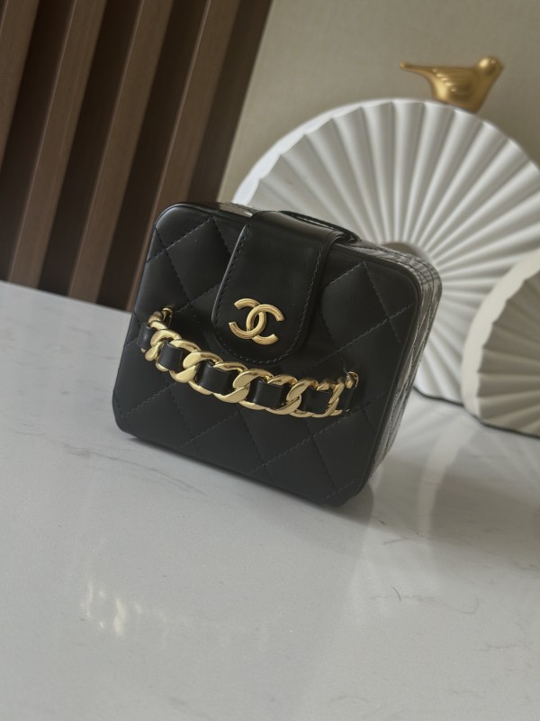 Vintage Mini Vanity Case Patent Lambskin “11x9.5x8.5cm” -036 =2227