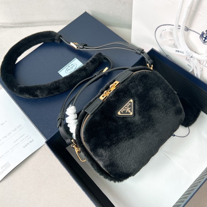 Arqué Shearling Triangle-Logo Mini Bag“18.5*13*6CM”-089=