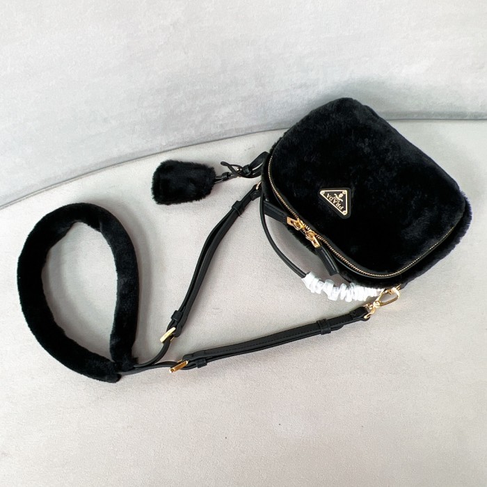 Arqué Shearling Triangle-Logo Mini Bag“18.5*13*6CM”-089=