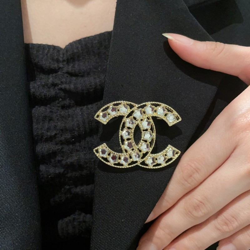 Brooch 05=