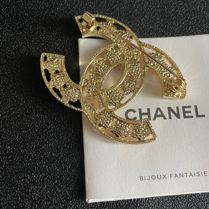 Brooch 05=
