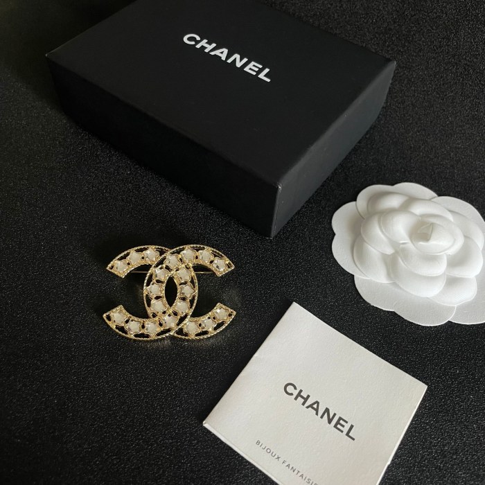 Brooch 05=