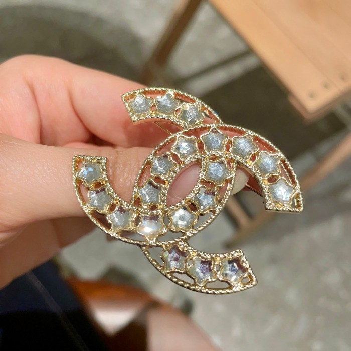 Brooch 05=