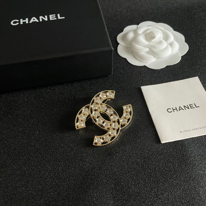 Brooch 05=