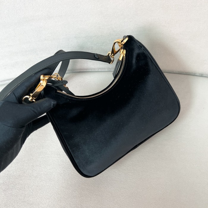 Re-Edition Velvet Shoulder Bag In Black“22*18*6CM”-087=