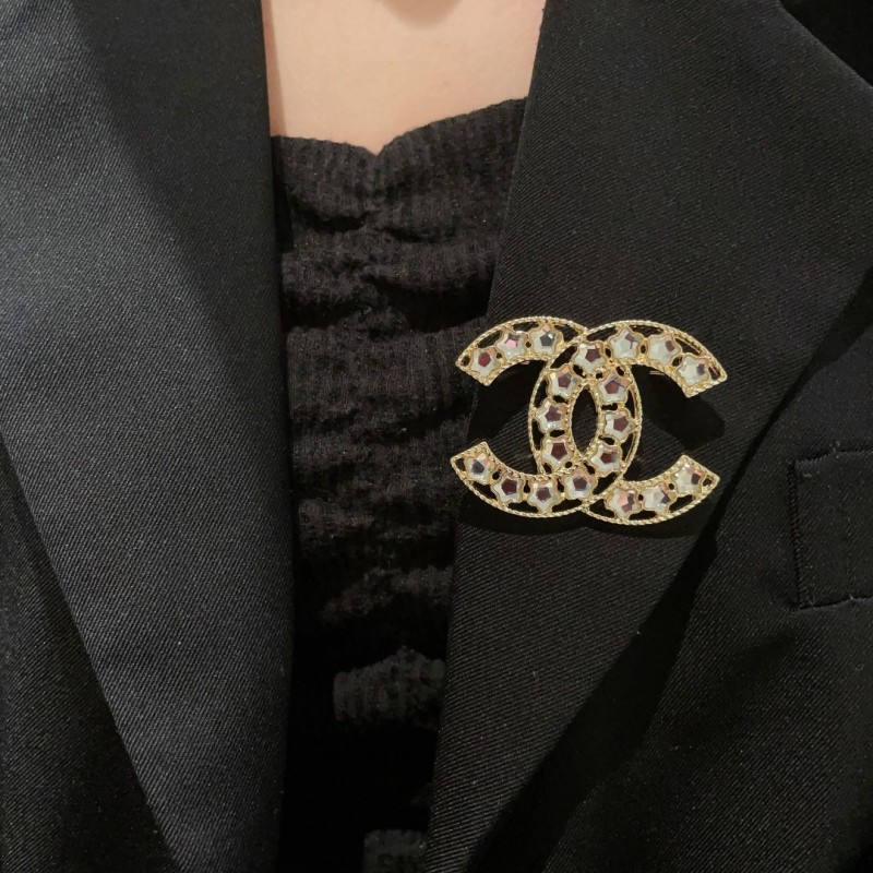 Brooch 05=