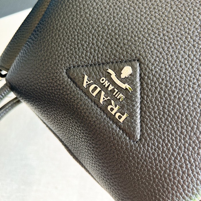 Logo-Embellished Leather Mini Bag“23*21*10CM”-0811=