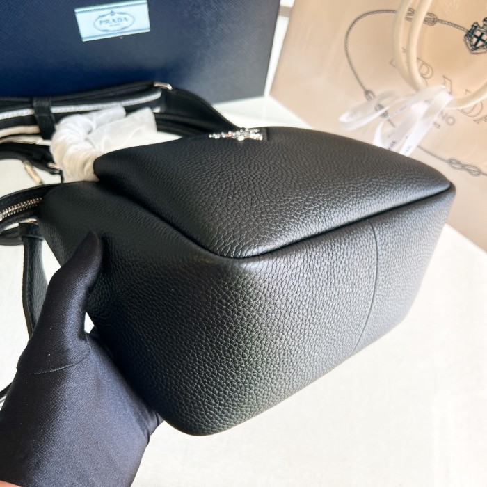 Logo-Embellished Leather Mini Bag“23*21*10CM”-0811=