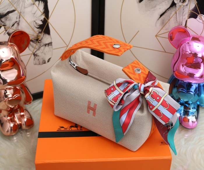 Bride-a-Brac au Carre case“25*21*14”-055=