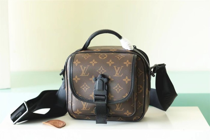 Quest Messenger Crossbody Bag “18*18*10CM” 005