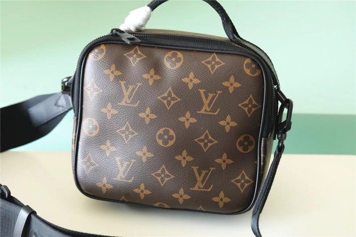 Quest Messenger Crossbody Bag “18*18*10CM” 005