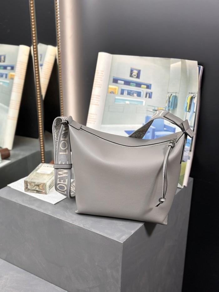 Small Cubi crossbody bag in supple grained calfskin“29*22*10.5CM”-056=