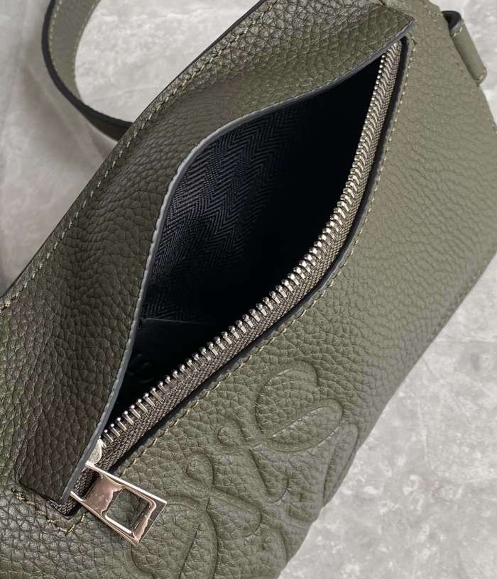 Vertical T Pocket in soft grained calfskin“22*13*6.5”-016=