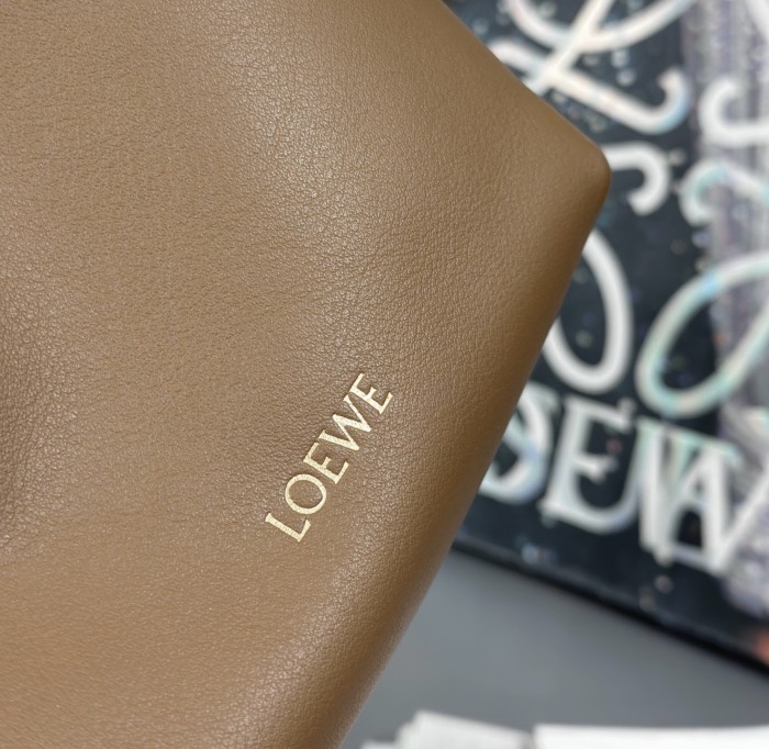 Pebble pouch in smooth calfskin“21.5*17*7CM”-055=