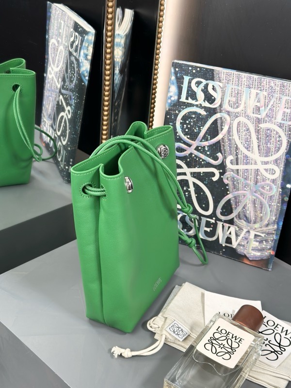 Pebble pouch in smooth calfskin“21.5*17*7CM”-055=