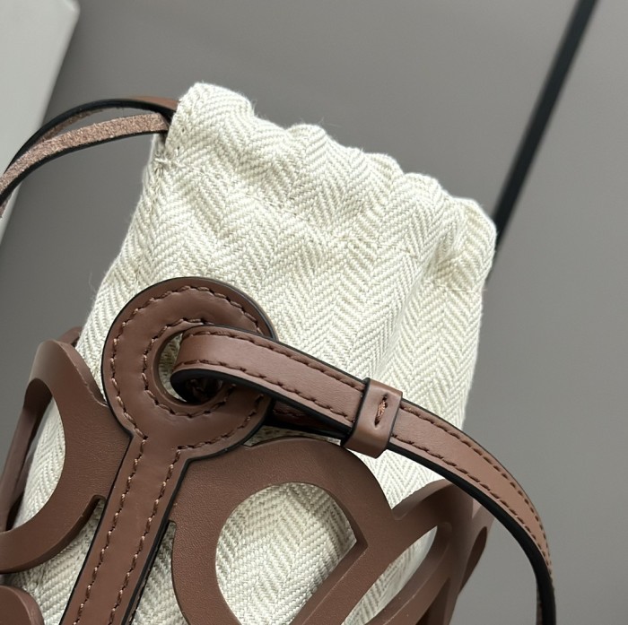 Anagram Cut-Out Pocket In Classic Calfskin And Canvas“21*12*7CM”-500=