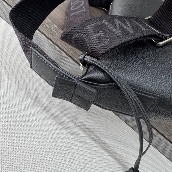 Small Cubi crossbody bag in supple grained calfskin“29*22*10.5CM”-056=