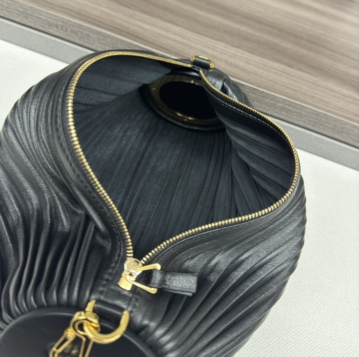 Bracelet Pouch In Pleated Nappa Lambskin“25*10*10CM”-006=