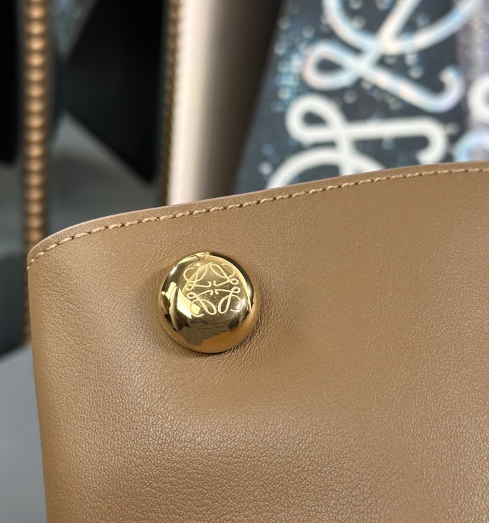 Pebble pouch in smooth calfskin“21.5*17*7CM”-055=