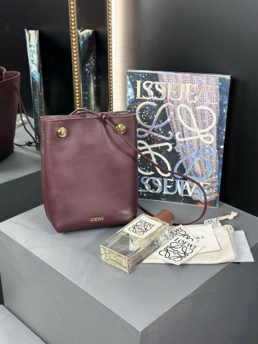 Pebble pouch in smooth calfskin“21.5*17*7CM”-055=