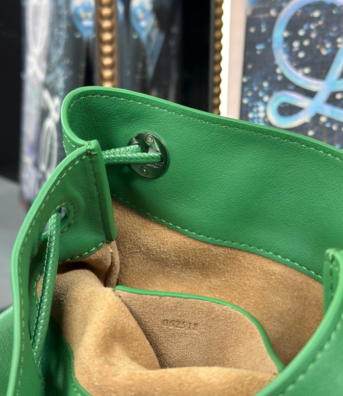 Pebble pouch in smooth calfskin“21.5*17*7CM”-055=
