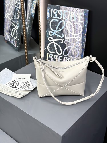 Puzzle Fold pouch in shiny nappa calfskin“23*15.5*6.5CM”-055=