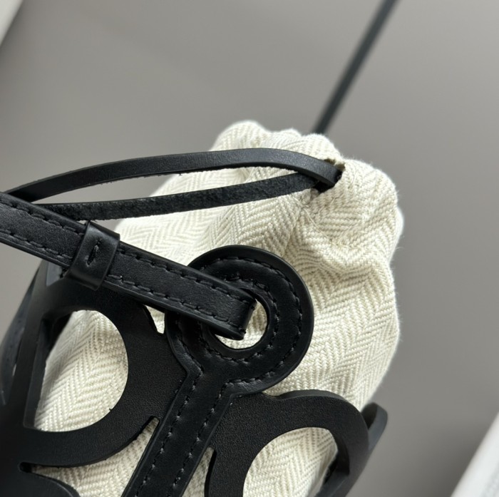 Anagram Cut-Out Pocket In Classic Calfskin And Canvas“21*12*7CM”-500=