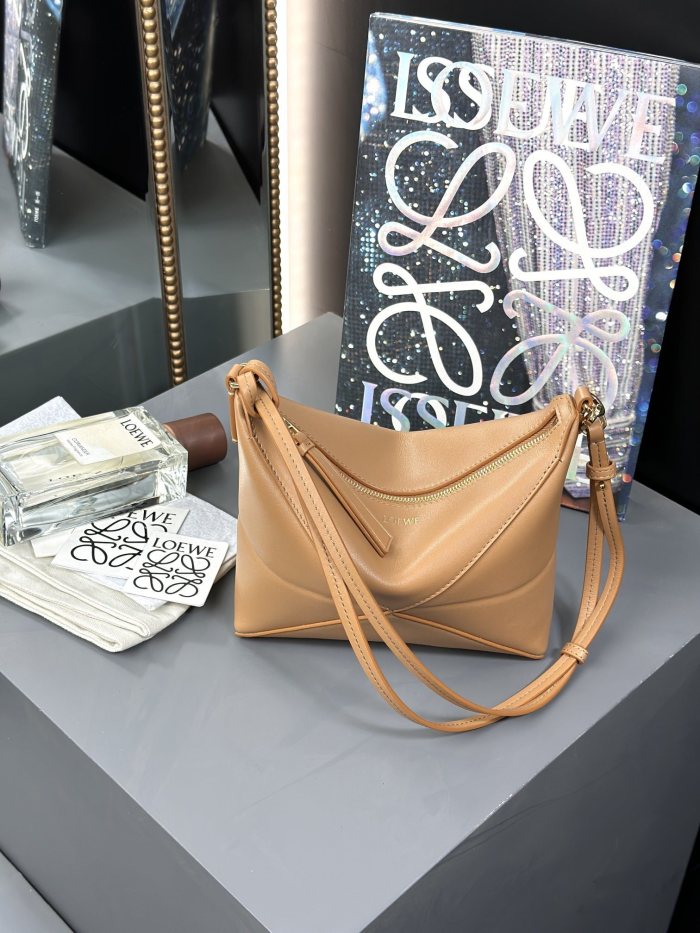 Puzzle Fold pouch in shiny nappa calfskin“23*15.5*6.5CM”-055=