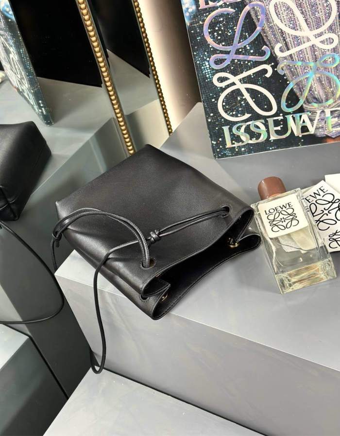 Pebble pouch in smooth calfskin“21.5*17*7CM”-055=