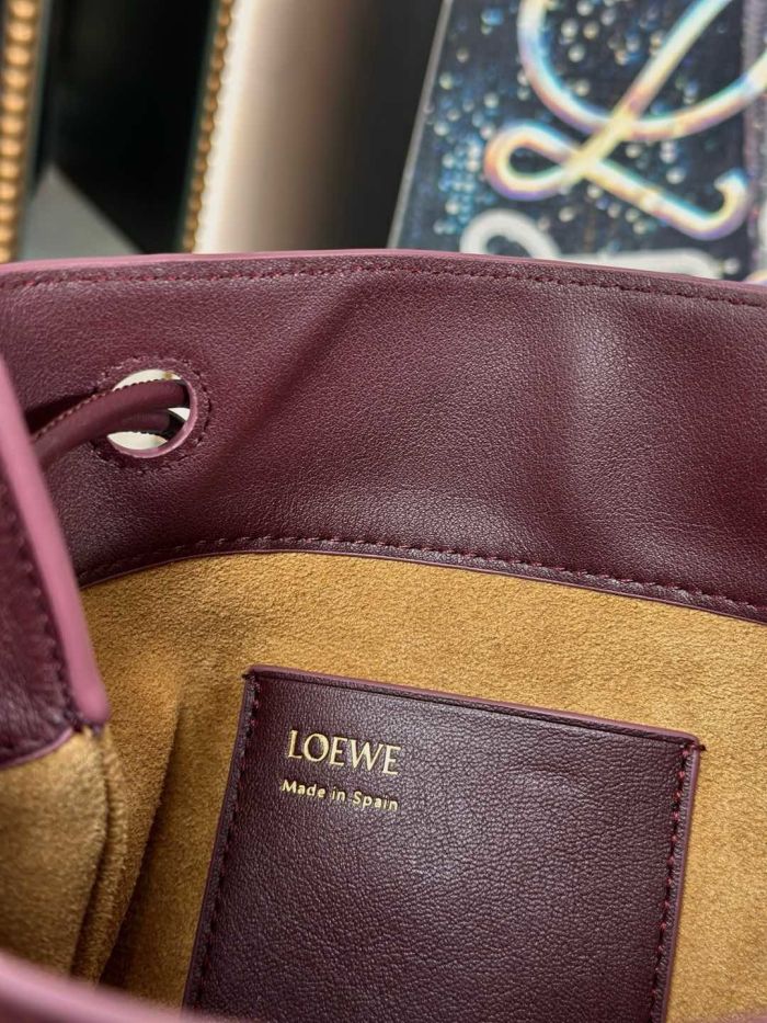 Pebble pouch in smooth calfskin“21.5*17*7CM”-055=