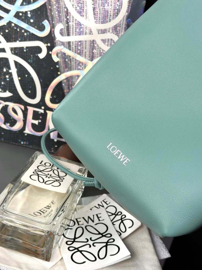 Pebble pouch in smooth calfskin“21.5*17*7CM”-055=