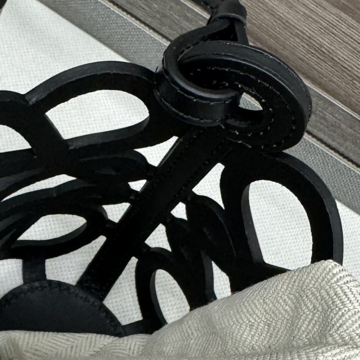 Anagram Cut-Out Pocket In Classic Calfskin And Canvas“21*12*7CM”-500=