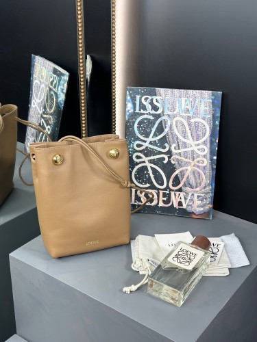 Pebble pouch in smooth calfskin“21.5*17*7CM”-055=