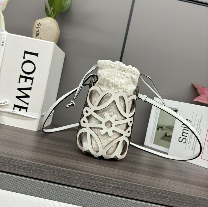 Anagram Cut-Out Pocket In Classic Calfskin And Canvas“21*12*7CM”-500=