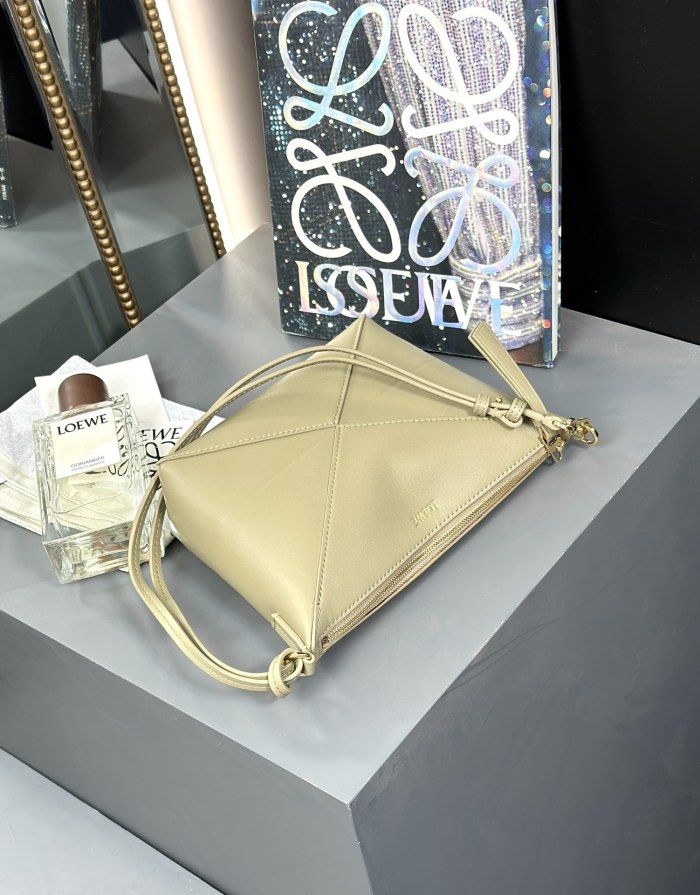 Puzzle Fold pouch in shiny nappa calfskin“23*15.5*6.5CM”-055=