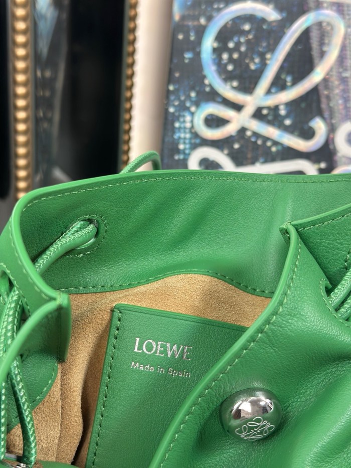 Pebble pouch in smooth calfskin“21.5*17*7CM”-055=