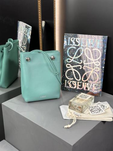 Pebble pouch in smooth calfskin“21.5*17*7CM”-055=