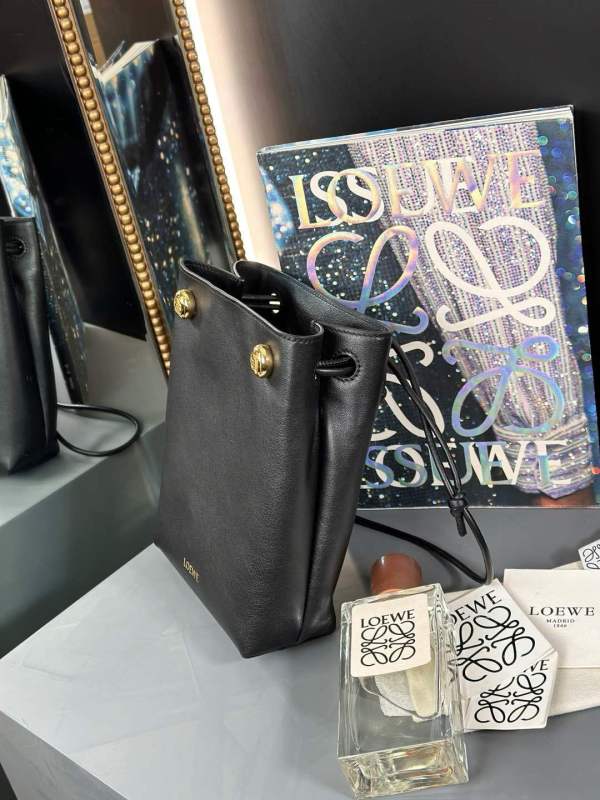 Pebble pouch in smooth calfskin“21.5*17*7CM”-055=