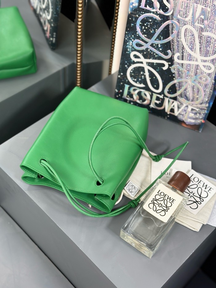 Pebble pouch in smooth calfskin“21.5*17*7CM”-055=
