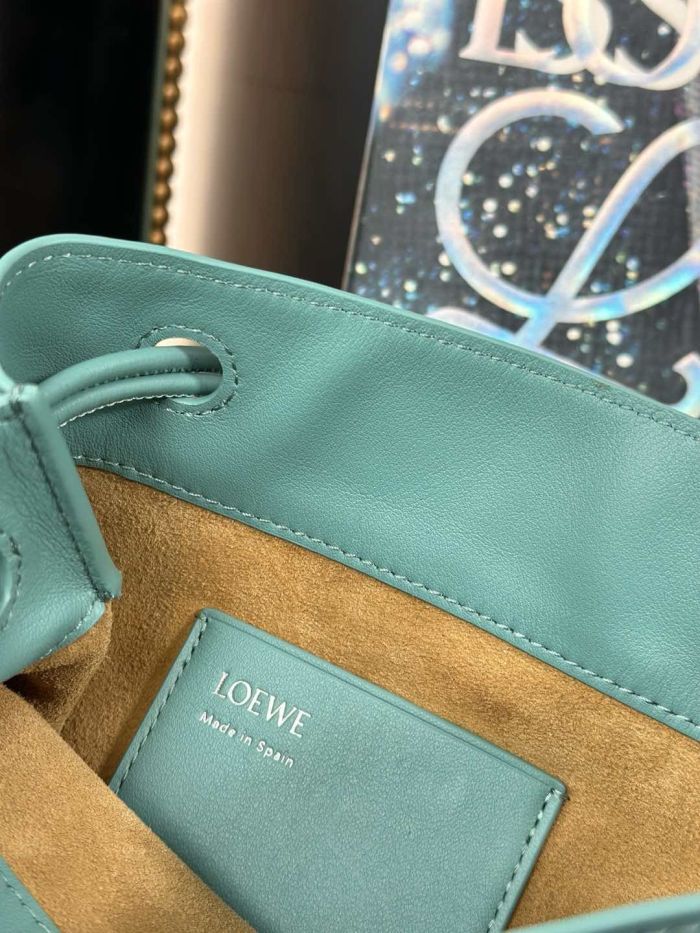 Pebble pouch in smooth calfskin“21.5*17*7CM”-055=