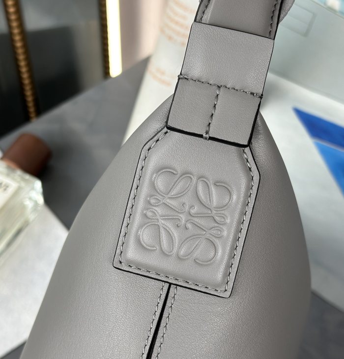 Small Cubi crossbody bag in supple grained calfskin“29*22*10.5CM”-056=