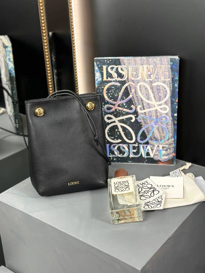 Pebble pouch in smooth calfskin“21.5*17*7CM”-055=