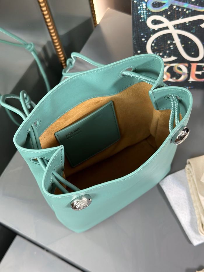 Pebble pouch in smooth calfskin“21.5*17*7CM”-055=