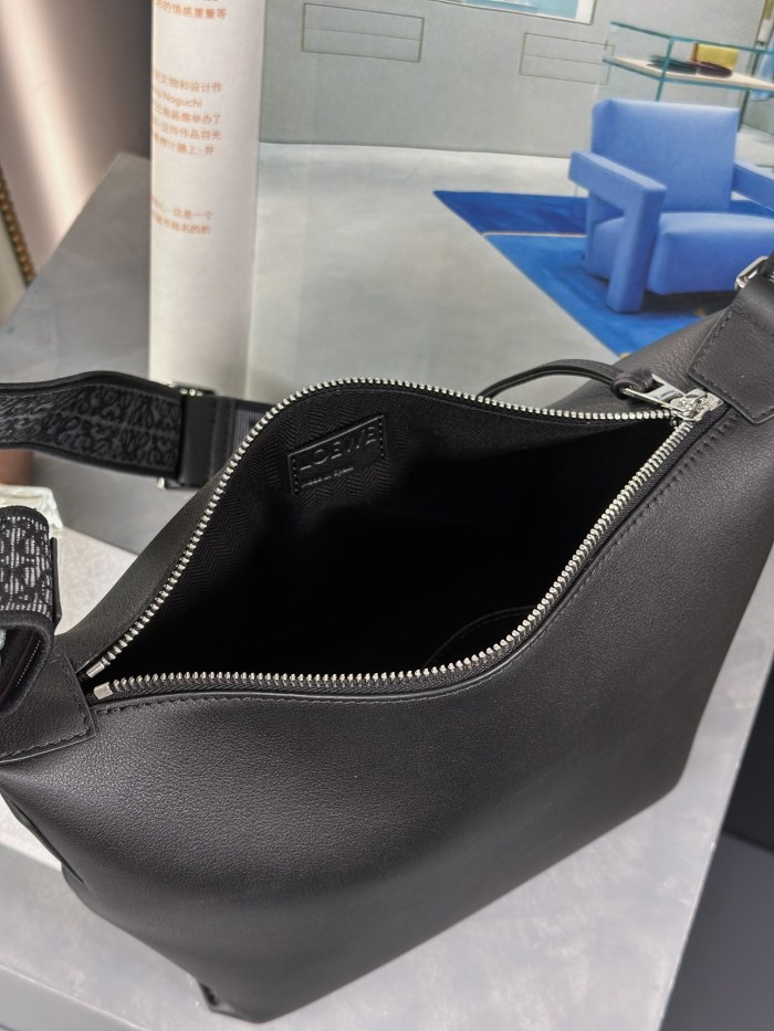 Small Cubi crossbody bag in supple grained calfskin“29*22*10.5CM”-056=