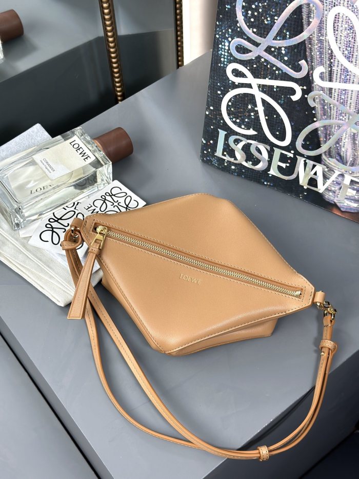 Puzzle Fold pouch in shiny nappa calfskin“23*15.5*6.5CM”-055=