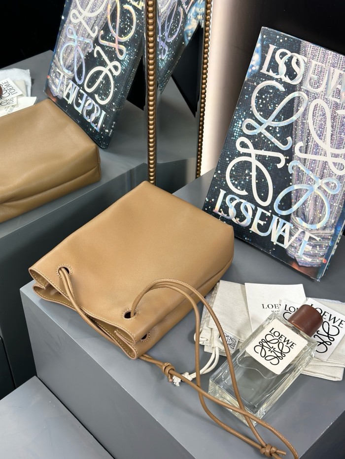 Pebble pouch in smooth calfskin“21.5*17*7CM”-055=