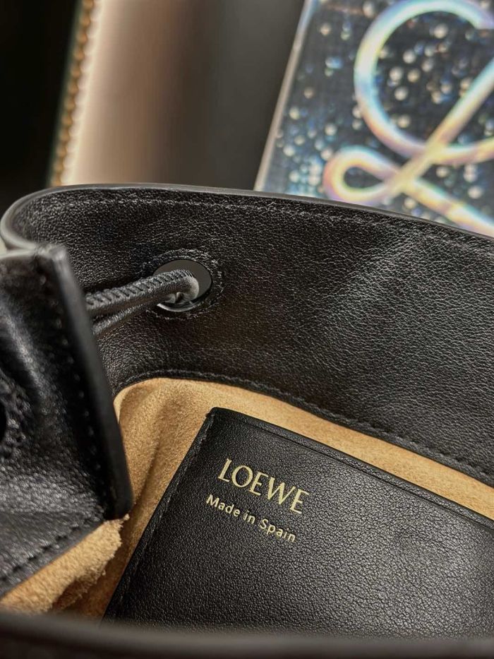 Pebble pouch in smooth calfskin“21.5*17*7CM”-055=