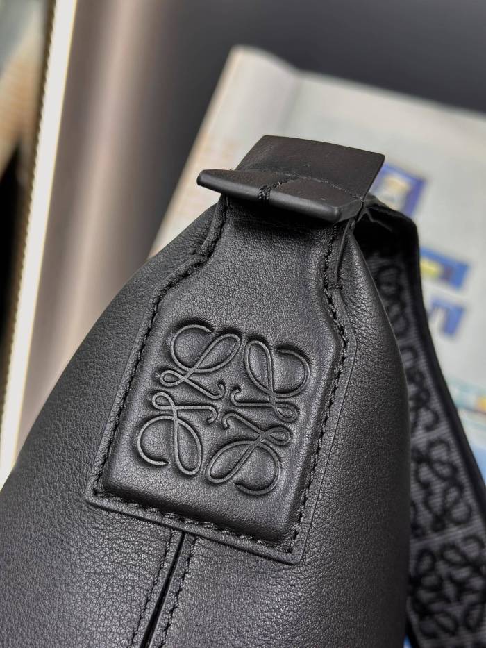 Small Cubi crossbody bag in supple grained calfskin“29*22*10.5CM”-056=
