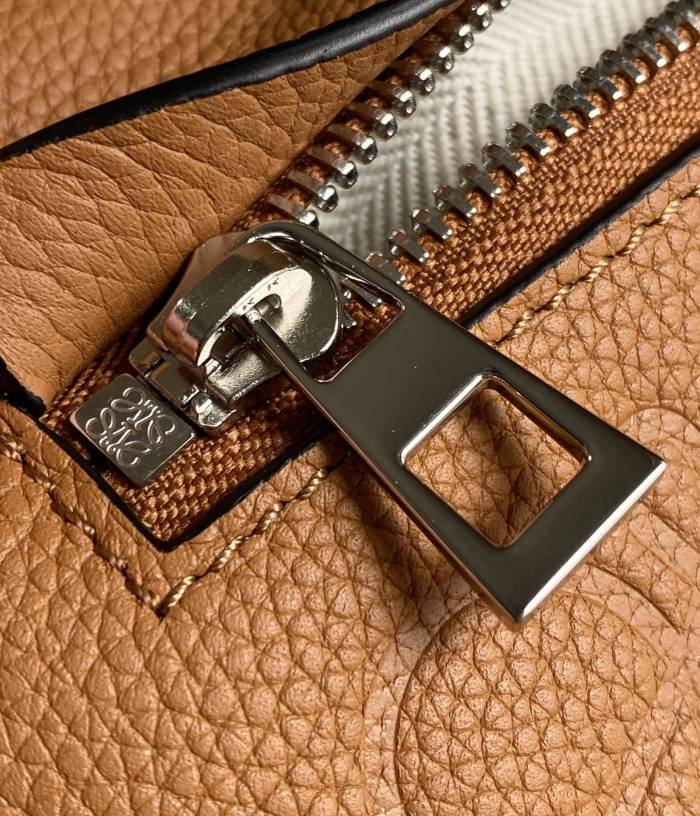 Vertical T Pocket in soft grained calfskin“22*13*6.5”-016=